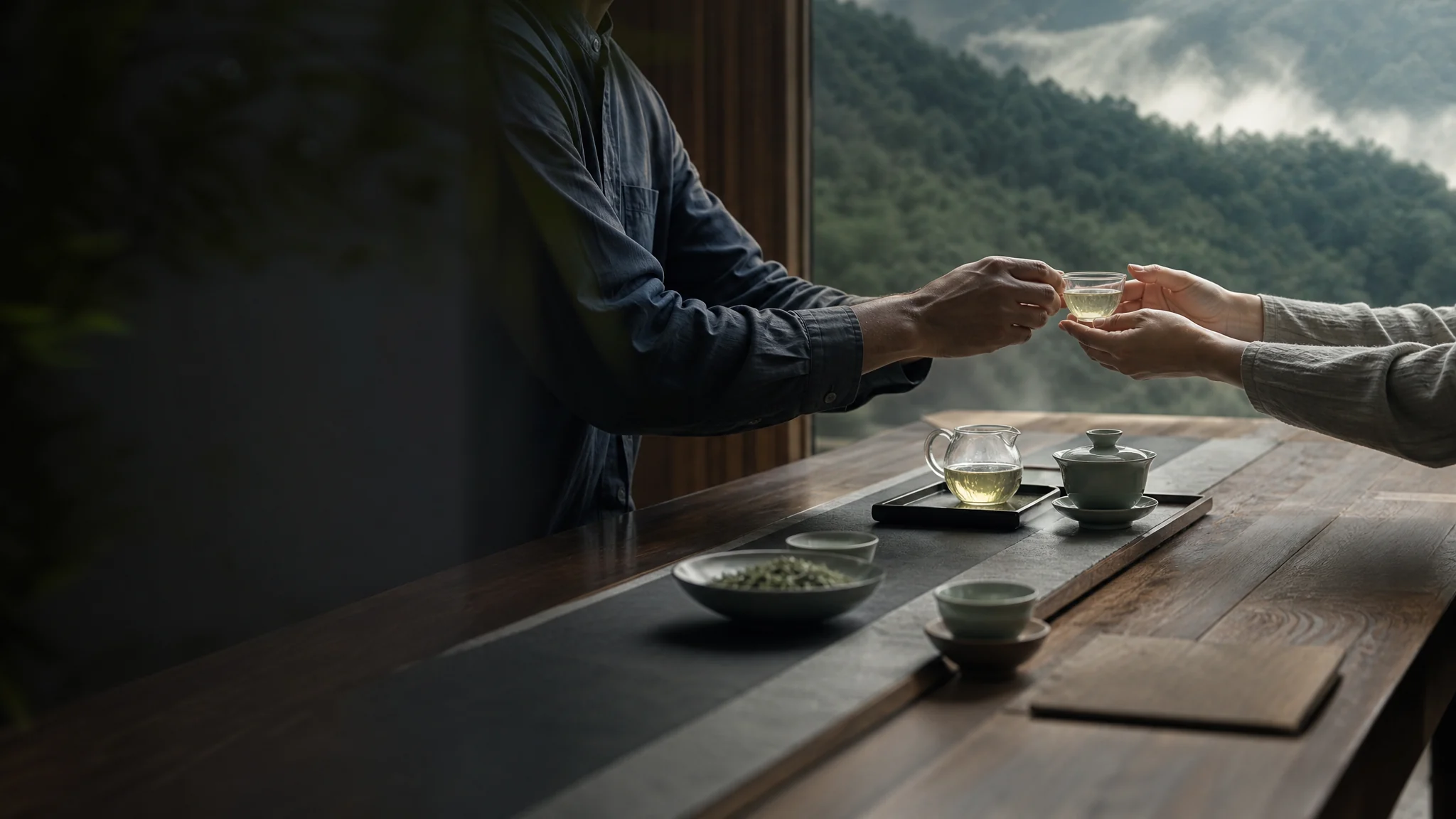 山景茶室中合作伙伴以茶交流